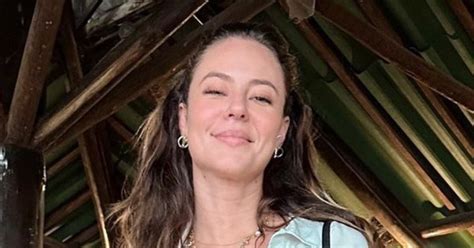 Nua após banho e de cara amassada: Paolla Oliveira.